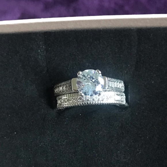 Jewelry - Elegant Sterling Silver Ring set with Clear Gemstone